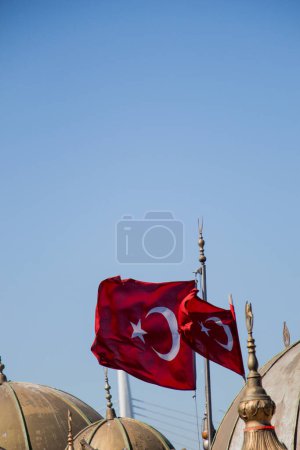 Foto de Bandera nacional turca y cúpulas al aire libre - Imagen libre de derechos