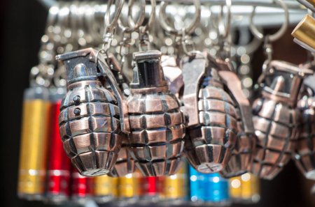 Téléchargez les photos : Porte-clés miniature en forme de grenade dans la vue - en image libre de droit