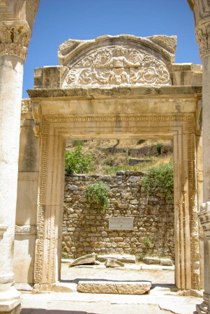 Téléchargez les photos : Temple d'Hadrien à Ephèse, Turquie - en image libre de droit