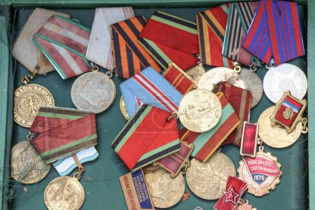 Foto de Medallas veteranas por su trabajo esparcidas en una mesa - Imagen libre de derechos