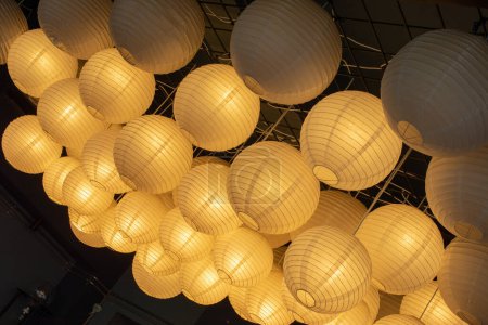 Téléchargez les photos : Lot de lampes lanterne en papier dans l'affichage - en image libre de droit
