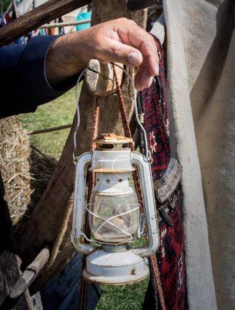 Téléchargez les photos : Ancienne lanterne de style rétro en métal à la main - en image libre de droit