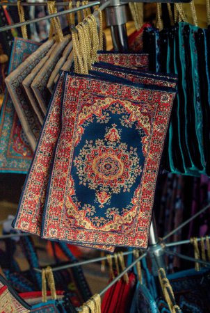 Foto de Bolsas tejidas artesanales de tela de estilo tradicional - Imagen libre de derechos