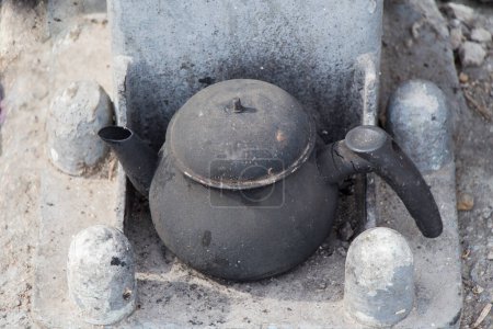 Téléchargez les photos : Très vieux et rouillé théière en métal dans la vue - en image libre de droit
