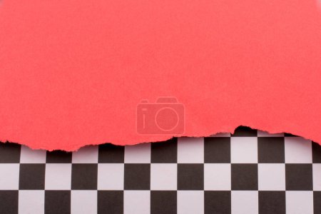 Téléchargez les photos : Feuille de papier déchirée sur fond - en image libre de droit