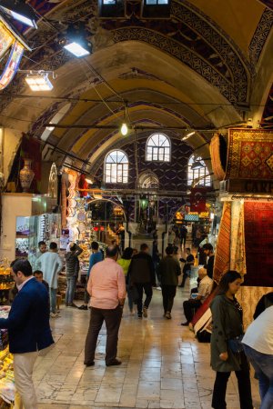 Foto de El Gran Bazar de Estambul es uno de los mercados cubiertos más grandes y antiguos del mundo. - Imagen libre de derechos