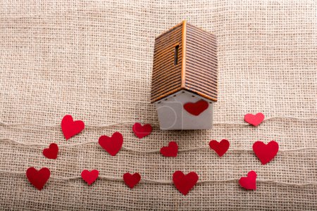 Téléchargez les photos : Icônes en forme de coeur et maison en papier sur des fils de lin - en image libre de droit