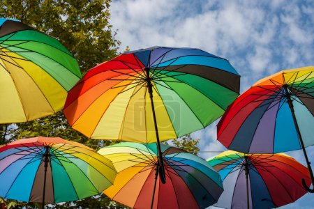 Téléchargez les photos : Rangées Parapluies flottant au-dessus de la rue à l'abri du soleil - en image libre de droit