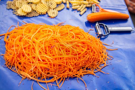 Téléchargez les photos : Texture fond de grosses carottes fraîches râpées, - en image libre de droit