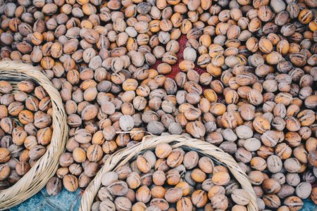 Téléchargez les photos : Fond de noix entières. Concept d'alimentation biologique saine - en image libre de droit