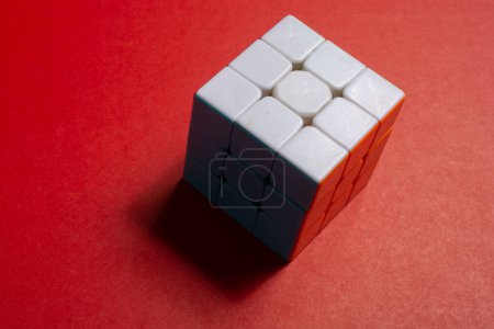 Téléchargez les photos : Rubik's cube en vue. résolution de problèmes - en image libre de droit