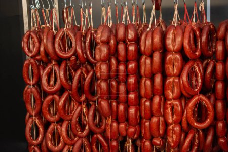 Téléchargez les photos : Saucisses séchées à la turque traditionnelle en vue - en image libre de droit