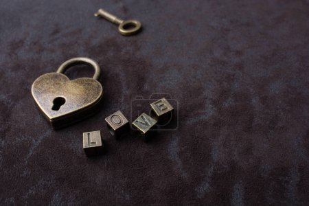 Téléchargez les photos : Cadenas en forme d'amour, libellé clé et amour sur fond noir - en image libre de droit