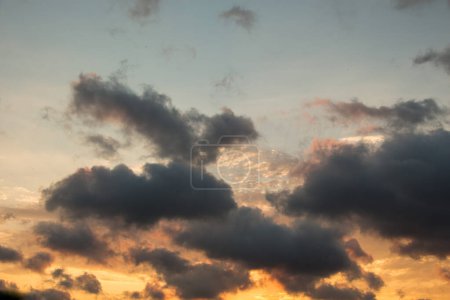 Foto de Nubes oscuras y grises están en el cielo - Imagen libre de derechos