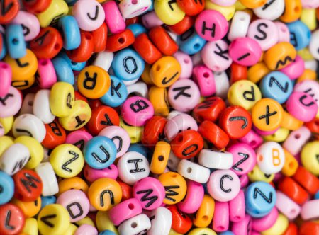 Foto de Cubos de letras de alfabeto de colores en vista - Imagen libre de derechos