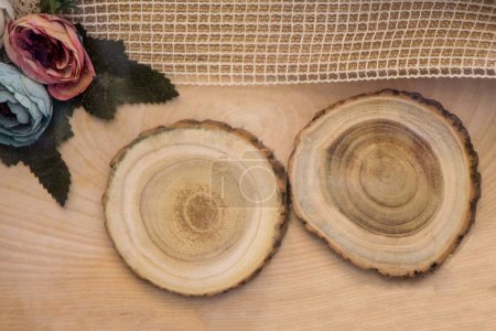 Foto de Trozo de madera cortada textura de tronco como fondo - Imagen libre de derechos