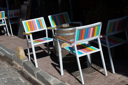 Téléchargez les photos : Vider de belles tables et chaises - en image libre de droit