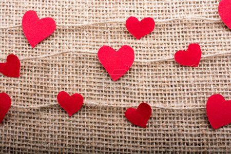 Foto de Concepto de amor con papeles en forma de corazón en hilos de lino - Imagen libre de derechos