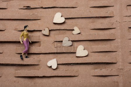 Téléchargez les photos : Petite figurine de l'homme et de la femme miniature modèle et coeur comme concept d'amour - en image libre de droit