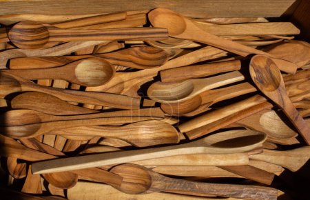 Foto de Utensilios de cocina de madera hechos a mano cucharas artículos de cocina de madera - Imagen libre de derechos