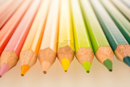 Téléchargez les photos : Crayons de couleur de différentes couleurs sur fond blanc - en image libre de droit