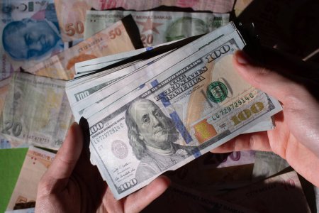 Foto de Fondo de Lira turca y billetes de dólar. Dinero americano en efectivo. Billetes de cien dólares. Crisis financiera y económica - Imagen libre de derechos