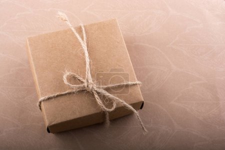 Foto de Caja de regalo de color marrón y cono de pino - Imagen libre de derechos