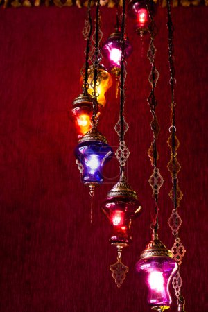 Téléchargez les photos : Ottoman lampes décoratives de style turc sont allumés - en image libre de droit