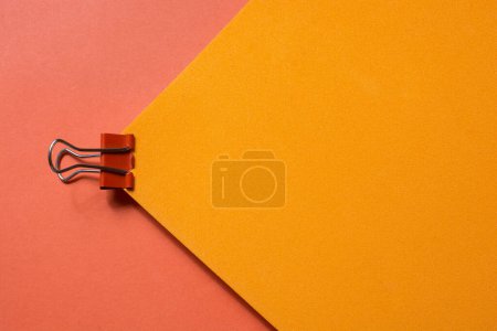 Foto de Pinzas de papel y aglutinante metálico a color con asas a la vista - Imagen libre de derechos