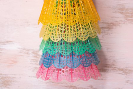 Téléchargez les photos : Navette à plumes colorées Équipement de sport pour le jeu de badminton. - en image libre de droit