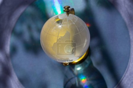 Téléchargez les photos : Monde globe verre cystal Concept mondial d'affaires et d'écologie. - en image libre de droit
