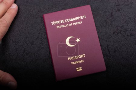 Foto de Nuevo pasaporte turco. Viaje, turismo, emigración y control de pasaportes cóncavo - Imagen libre de derechos