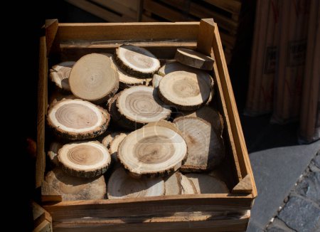 Foto de Fondo de textura de tocón de árbol agrietado envejecido con la sección transversal - Imagen libre de derechos