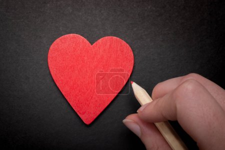 Téléchargez les photos : Coeur et crayon pour l'amour et la Saint-Valentin concept - en image libre de droit