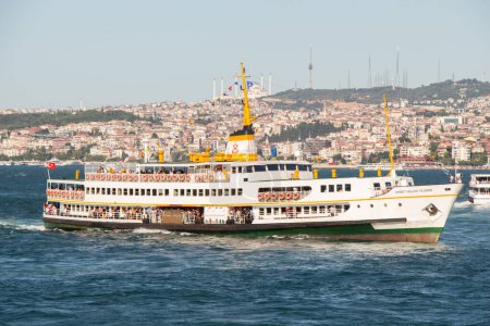 Téléchargez les photos : Passagers utilisent des ferries à Istanbul entre deux continents. - en image libre de droit