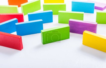 Téléchargez les photos : Blocs Domino colorés placés sur un fond blanc - en image libre de droit