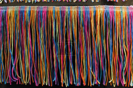 Foto de Montones de cuerdas trenzadas de colores en la vista - Imagen libre de derechos