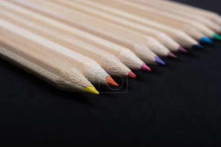 Téléchargez les photos : Variété de jeu de crayons de couleur pour dessin et peinture - en image libre de droit