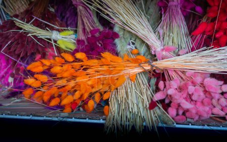Téléchargez les photos : Fleur colorée sèche teinte à des fins de doceration - en image libre de droit