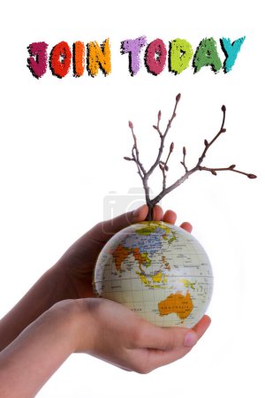 Téléchargez les photos : Main tenant un semis d'arbre sur globe en main sur fond blanc - en image libre de droit
