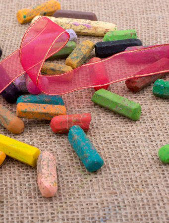 Foto de Crayones usados de varios colores enrollan una cinta - Imagen libre de derechos