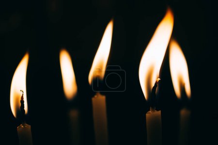Téléchargez les photos : Des bougies dans l'obscurité. fond de bougies abstraites. Espoir, feu. - en image libre de droit