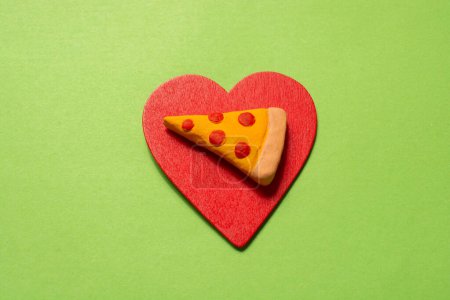 Téléchargez les photos : Pièce d'icône de pizza et icône de coeur. L'amour de cuisiner concept de nourriture - en image libre de droit