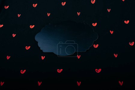 Foto de Tablero de anuncios negro y corazones rojos sobre fondo negro - Imagen libre de derechos