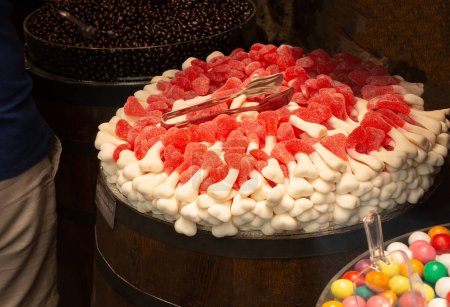 Téléchargez les photos : Grande variété de bonbons et de bonbons. - en image libre de droit