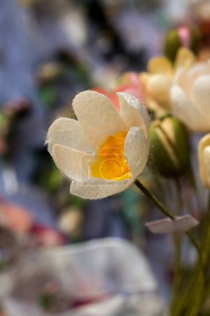 Foto de Plástico irreal flores falsas flores de colores - Imagen libre de derechos