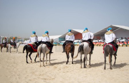 Téléchargez les photos : Cavalier chevauchant dans leurs vêtements ethniques à cheval - en image libre de droit