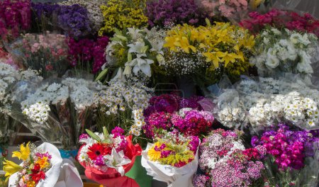 Foto de Hermosas flores de varios tipos en una flor en jarrón - Imagen libre de derechos