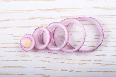 Foto de Anillos de cebolla en rodajas y rodajas de cebolla en el fondo - Imagen libre de derechos