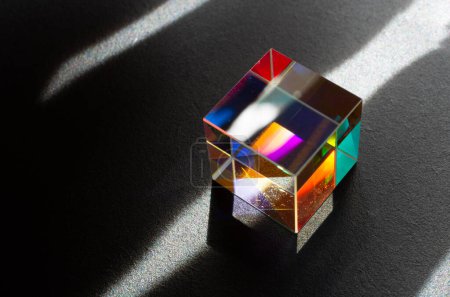 Téléchargez les photos : Cube optique en verre Dispersion de la lumière, spectre. Physique optique ray refractions - en image libre de droit